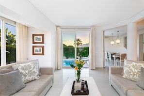 TV - Prime Hideaway Luxury Villa | Swimming Pool | AC (Quarteira)