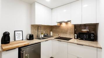 Kühlschrank, Mikrowelle, Ofen, Herdplatte