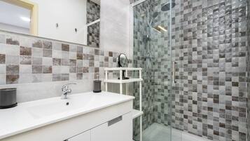 Shower, hair dryer, towels