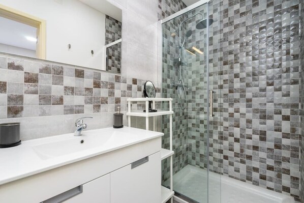 Shower, hair dryer, towels