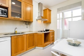 Refrigerador, microondas, horno, placa de cocina