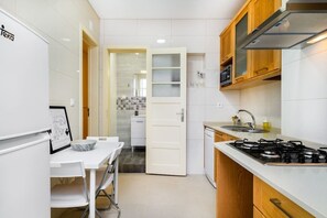 Fridge, microwave, oven, stovetop - Hideaway Family Apartment | Prime Location | Wi-Fi (Lisboa)