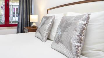 2 bedrooms, desk, iron/ironing board, WiFi