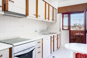 Réfrigérateur, four à micro-ondes, un four, surface de cuisson