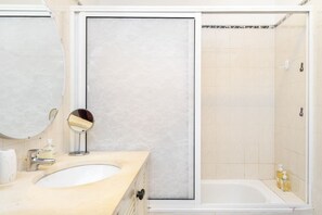 Badewanne, Haartrockner, Handtücher