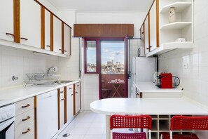 Réfrigérateur, four à micro-ondes, un four, surface de cuisson