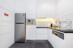 Kühlschrank, Mikrowelle, Herdplatte, Geschirrspüler