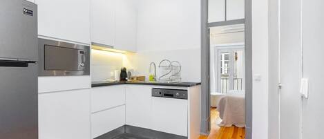 Fridge, microwave, stovetop, dishwasher