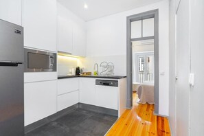 Fridge, microwave, stovetop, dishwasher