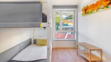 2 habitaciones, escritorio, tabla de planchar con plancha y wifi