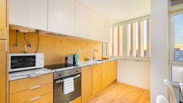 Refrigerador, microondas, horno y parrilla de estufa