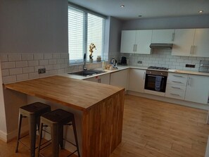 Fridge, microwave, oven, stovetop - Spacious home close to all beaches w. parking & charging. (Newquay)