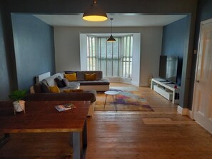 Smart TV, stereo - Spacious home close to all beaches w. parking & charging. (Newquay)