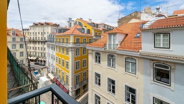 A row of colorful buildings with balconies and a clear sky. - Lisbon Prime Aparts - Baixa (Lisboa)