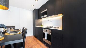 Refrigerador, microondas, horno, placa de cocina