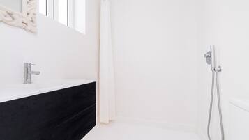 Douche, sĂšche-cheveux, serviettes fournies