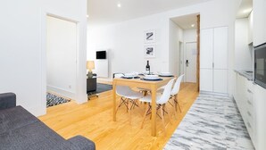 Un appartement moderne comprenant un coin repas, un salon et une cuisine.