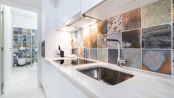 Een koelkast, een magnetron, een oven, een kookplaat