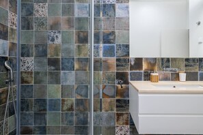 Dusche, Haartrockner, Handtücher