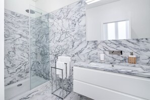 Shower, hair dryer, towels