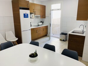 Fridge, microwave, stovetop, coffee/tea maker - APARTMENT LOCATED IN THE CENTER OF BARCELONA 5 ROOMS PERFECT FOR GROUPS AND FAMILIES (Barcelona)