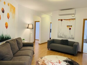 TV - APARTMENT LOCATED IN THE CENTER OF BARCELONA 5 ROOMS PERFECT FOR GROUPS AND FAMILIES (Barcelona)