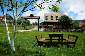 Outdoor dining - Lake Views Hotel contains 10 units  (Plav)