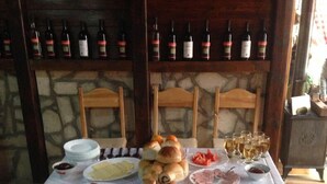 Una mesa con diversos alimentos y botellas de vino.