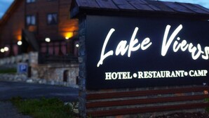 Señal para el Hotel Lake Views, Restaurante y Campamento.