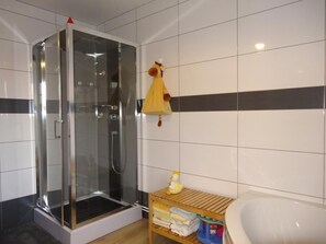 Combined shower/bathtub, hair dryer, towels, toilet paper - CHAMBRE D'HOTES DE LA MOUSSE (Saint-Remy)