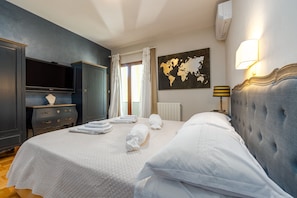 4 bedrooms, bed sheets