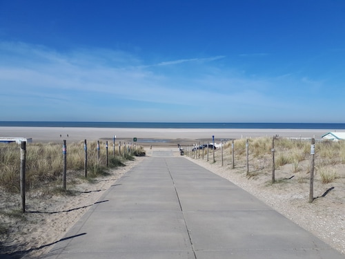 Ruim vakantiehuis voor 4 personen, sauna, 2 badkamers vlakbij het strand. 