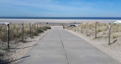 Ruim vakantiehuis voor 4 personen, sauna, 2 badkamers vlakbij het strand.