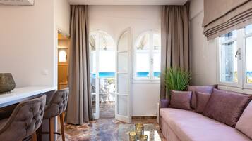 Suite Junior, vue mer | Salle de séjour | Télévision à écran plat