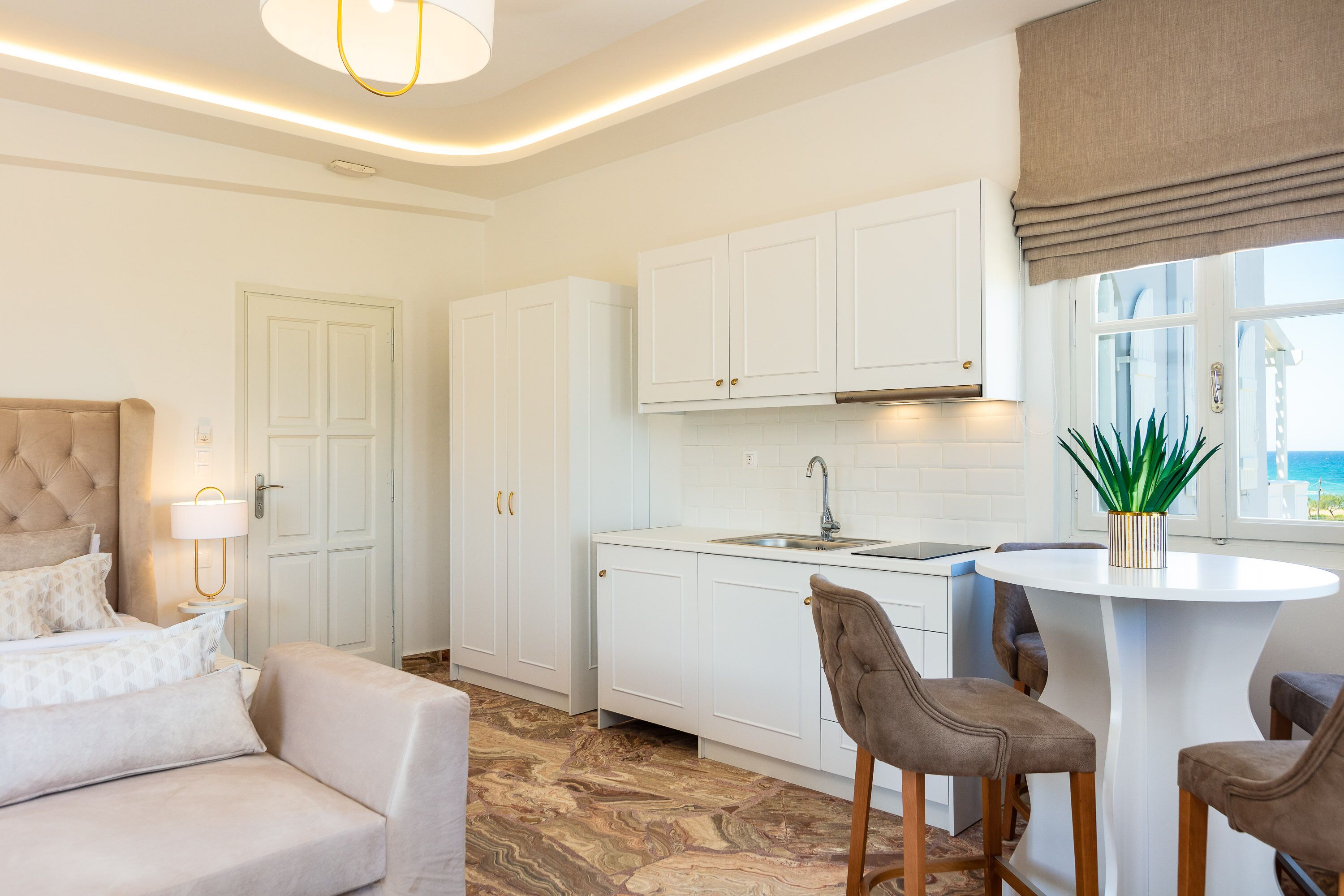 Suite junior, vista al mar | Servicio a la habitación