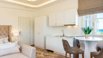 Suite junior, vista al mar | Servicio a la habitación