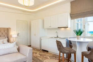 Suite junior, vista al mar | Servicio a la habitación