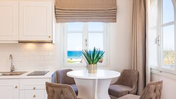 Suite Junior, vue mer | Restauration dans la chambre