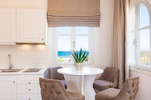 Suite junior, vista al mar | Servicio a la habitación