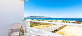 Pinelopi Beach Suites