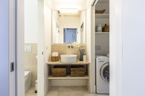 Tina, secadora de cabello, toallas 