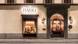 A building with a sign reading "TIVOLI PALAZZO GADDI". - Tivoli Palazzo Gaddi Firenze Hotel (Florence)
