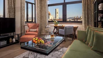 Een minibar, een kluis op de kamer, een bureau, een laptopwerkplek