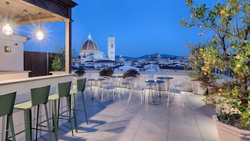 Rooftop bar, al fresco dining, open daily