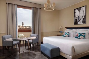 Minibar, safe på rommet, skrivebord og skrivebord for bærbar PC