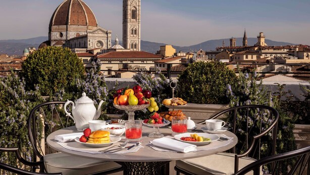 A table set with breakfast items and a view of historic buildings. - Tivoli Palazzo Gaddi Firenze Hotel (Florence)