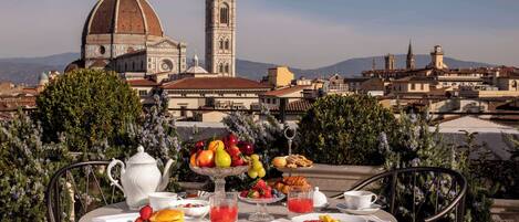 Al fresco dining, open daily