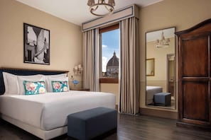 Minibar, coffres-forts dans les chambres, bureau