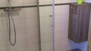 Apartment | Bathroom | Shower, towels