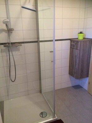 Apartment | Bilik Mandi | Pancuran mandi, tuala disediakan 